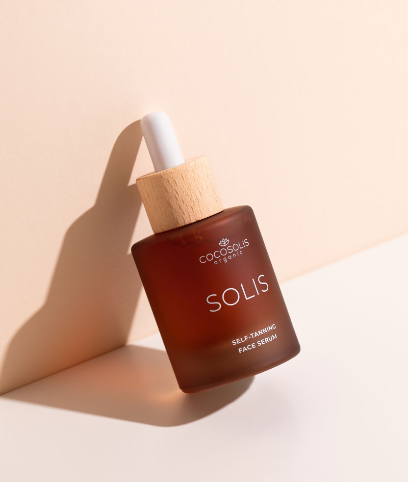 FULL GLOW: Le sérum pour le visage SOLIS donne un bronzage d'apparence naturelle et a un effet anti-âge. Le lait pour le corps SOLIS hydrate au quotidien et s'adapte à la couleur de la peau, qui s'intensifie à chaque application. Le gant pour autobronzant est un gant en velours qui permet d'obtenir un bronzage impeccablement uniforme, sans taches ni traces.