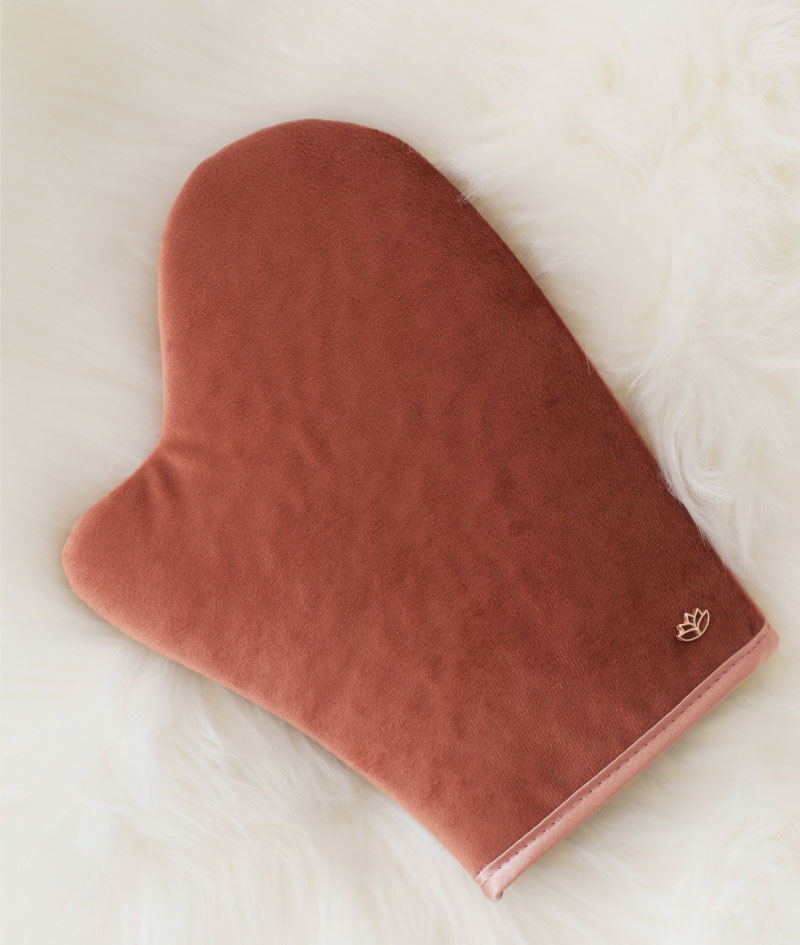 FULL GLOW: SOLIS серум за лице придава естествено изглеждащ тен и има антиейдж ефект. SOLIS мляко за тяло дава ежедневна хидратация и адаптиращ се към цвета на кожата тен, който се натрупва с всяко нанасяне. Self-tanning mitt е кадифена ръкавица за нанасяне, с която тенът е безупречно равномерен, без петна и ивици.