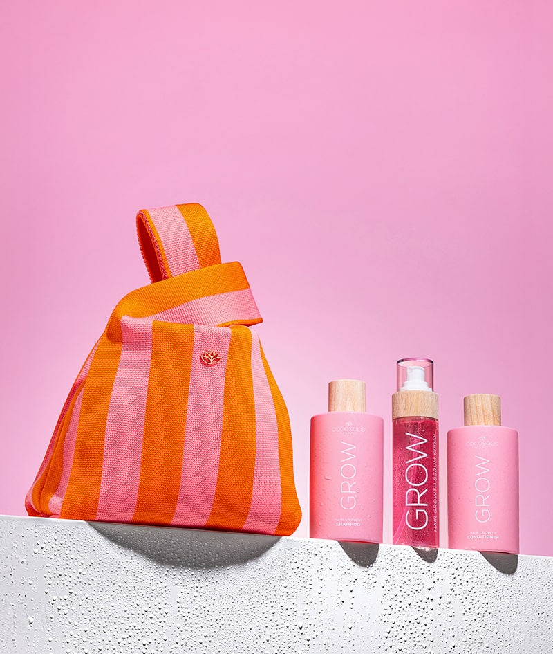 GROW BOOST + GIFT BAG: Lasă știința și natura să lucreze pentru părul tău. Șamponul și balsamul GROW cu KERASCALP™ și spray-ul cu ser GROW cu complex de stimulare a părului™ sunt dovedite clinic că asigură un păr mai puternic, mai gros și care crește rapid. COCOSOLIS Mini Bag limited edition este un cadou de la noi: geantă mini pentru momentele importante de vară.