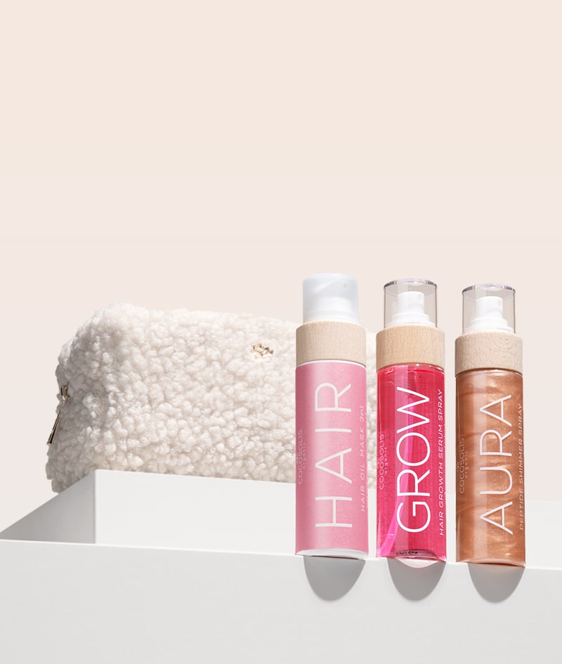 HAIR BRILLIANCE + GIFT: Transformujte svoje vlasy prirodzene. GROW stimuluje rast a znižuje vypadávanie vlasov. HAIR hlboko vyživuje zmesou 7 bio olejov. AURA hydratuje, osviežuje a rozjasňuje od hlavy až po päty. Cloud Pouch je darček od nás: nadýchaný klenot vo vašej kolekcii kozmetických taštičiek.