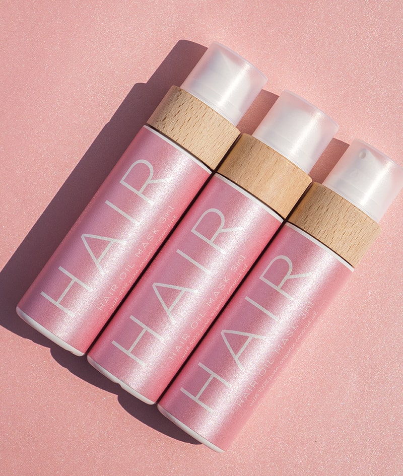 HAIR BRILLIANCE + GIFT: Transformujte svoje vlasy prirodzene. GROW stimuluje rast a znižuje vypadávanie vlasov. HAIR hlboko vyživuje zmesou 7 bio olejov. AURA hydratuje, osviežuje a rozjasňuje od hlavy až po päty. Cloud Pouch je darček od nás: nadýchaný klenot vo vašej kolekcii kozmetických taštičiek.