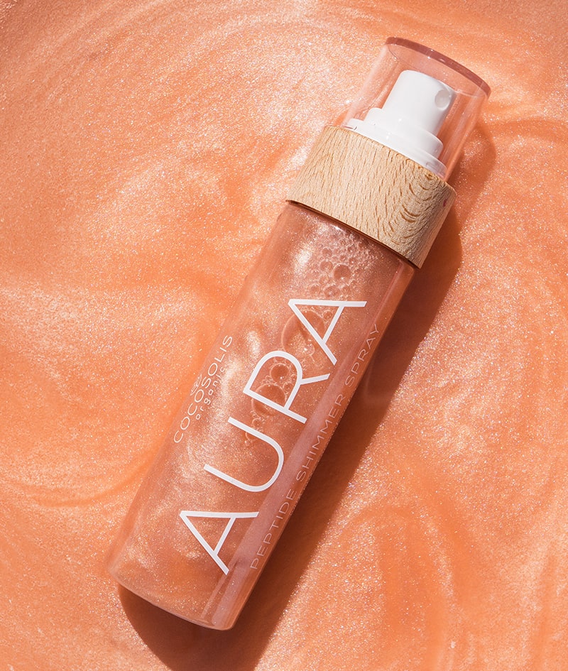 HAIR BRILLIANCE + GIFT: Transformujte svoje vlasy prirodzene. GROW stimuluje rast a znižuje vypadávanie vlasov. HAIR hlboko vyživuje zmesou 7 bio olejov. AURA hydratuje, osviežuje a rozjasňuje od hlavy až po päty. Cloud Pouch je darček od nás: nadýchaný klenot vo vašej kolekcii kozmetických taštičiek.