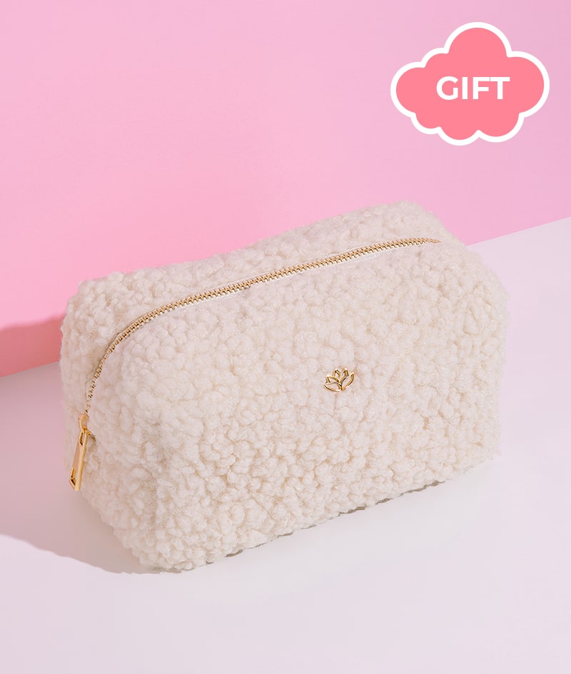 HAIR BRILLIANCE + GIFT: Transformujte svoje vlasy prirodzene. GROW stimuluje rast a znižuje vypadávanie vlasov. HAIR hlboko vyživuje zmesou 7 bio olejov. AURA hydratuje, osviežuje a rozjasňuje od hlavy až po päty. Cloud Pouch je darček od nás: nadýchaný klenot vo vašej kolekcii kozmetických taštičiek.