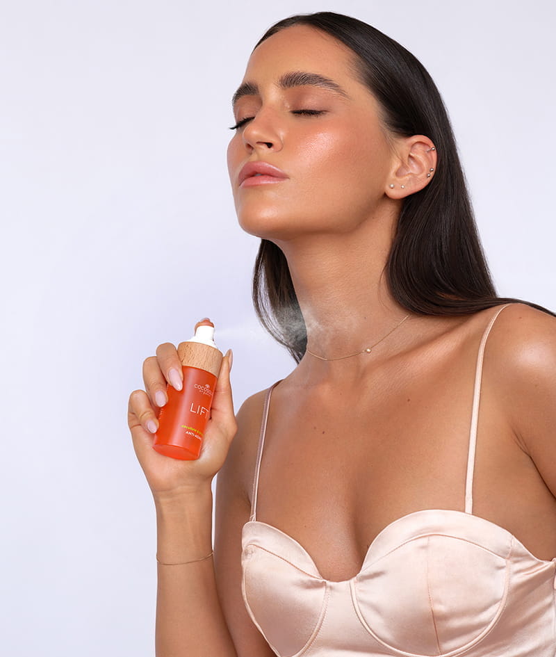 HOT TRANSFORMATION: LIFT+ unosi biust, ujędrnia i wygładza szyję oraz dekolt. SLIM+ zmniejsza obwody, ujędrnia i modeluje brzuch i ramiona. HOT+ spala tłuszcz i zmniejsza obwód pośladków i ud.