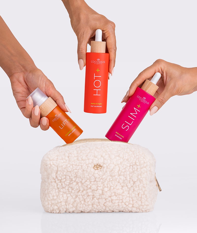 HOT TRANSFORMATION + GIFT: Το LIFT+ ανασηκώνει το στήθος, συσφίγγει και λειαίνει τον λαιμό και το ντεκολτέ. Το SLIM+ μειώνει την περιφέρεια, συσφίγγει και διαμορφώνει την κοιλιά και τα χέρια. Το HOT+ λιώνει το λίπος και μειώνει την περιφέρεια των γλουτών και των μηρών. Το Cloud Pouch είναι δώρο από εμάς: ένα χνουδωτό κόσμημα στη συλλογή σας με νεσεσέρ.