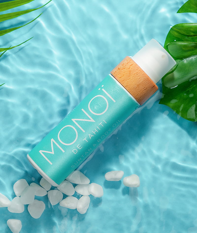 ISLAND GLOW + GIFT: Перфектният сет за път, с който постигаш наситен естествен тен. Лосион SPF50 осигурява ефективна натурална слънцезащита с Non-nano Invisible Zinc. Масло за тен MONOI ускорява натрупването на тен и придава неустоим аромат Monoi de Tahiti с таитянска гардения. Лосион CAPRI успокоява кожата след слънце и удължава тена до 3 месеца след последния плажен ден. Прозрачният несесер COCOSOLIS е подарък от нас: удобен аксесоар за път и за плаж.