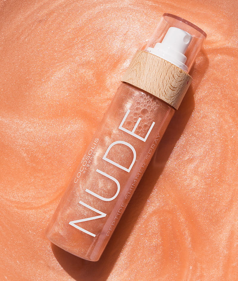JUICY GLOW: PEACH accelerează procesul de bronzare și vă învăluie pielea într-un parfum irezistibil de piersică. NUDE iluminează delicat din cap până în picioare, hidratând în același timp cu o bogăție de peptide.