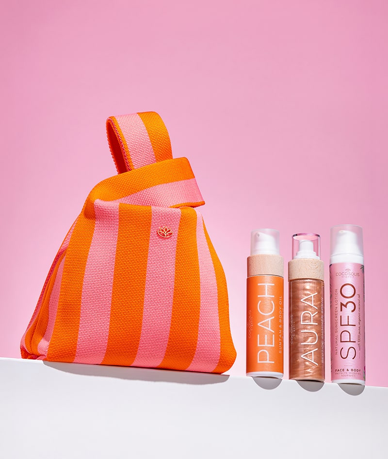 JUICY TAN TRIO + GIFT BAG: SPF30 oferă protecție solară naturală eficientă cu zinc invizibil non-nano. PEACH accelerează acumularea bronzului și oferă un parfum irezistibil de piersică. AURA iluminează delicat din cap până în picioare și hidratează cu o bogăție de peptide. COCOSOLIS Mini Bag limited edition este un cadou de la noi: geantă mini pentru momentele importante de vară.