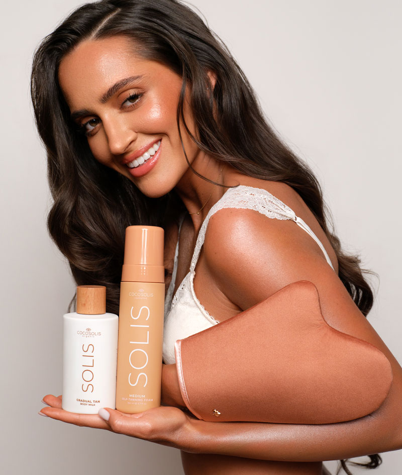 KEEP THE BRONZE: Натуралната автобронзираща пяна SOLIS Medium придава разкошен наситен бронзов тен, който се развива за 8 часа. Нанасян ежедневно след това, SOLIS Milk хидратира, удължава тена повече от 10 дни и гарантира плавно избледняване. Self-tanning mitt безупречно нанася и двата продукта: без петна и ивици.