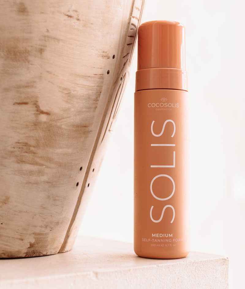 KEEP THE BRONZE: Натуралната автобронзираща пяна SOLIS Medium придава разкошен наситен бронзов тен, който се развива за 8 часа. Нанасян ежедневно след това, SOLIS Milk хидратира, удължава тена повече от 10 дни и гарантира плавно избледняване. Self-tanning mitt безупречно нанася и двата продукта: без петна и ивици.