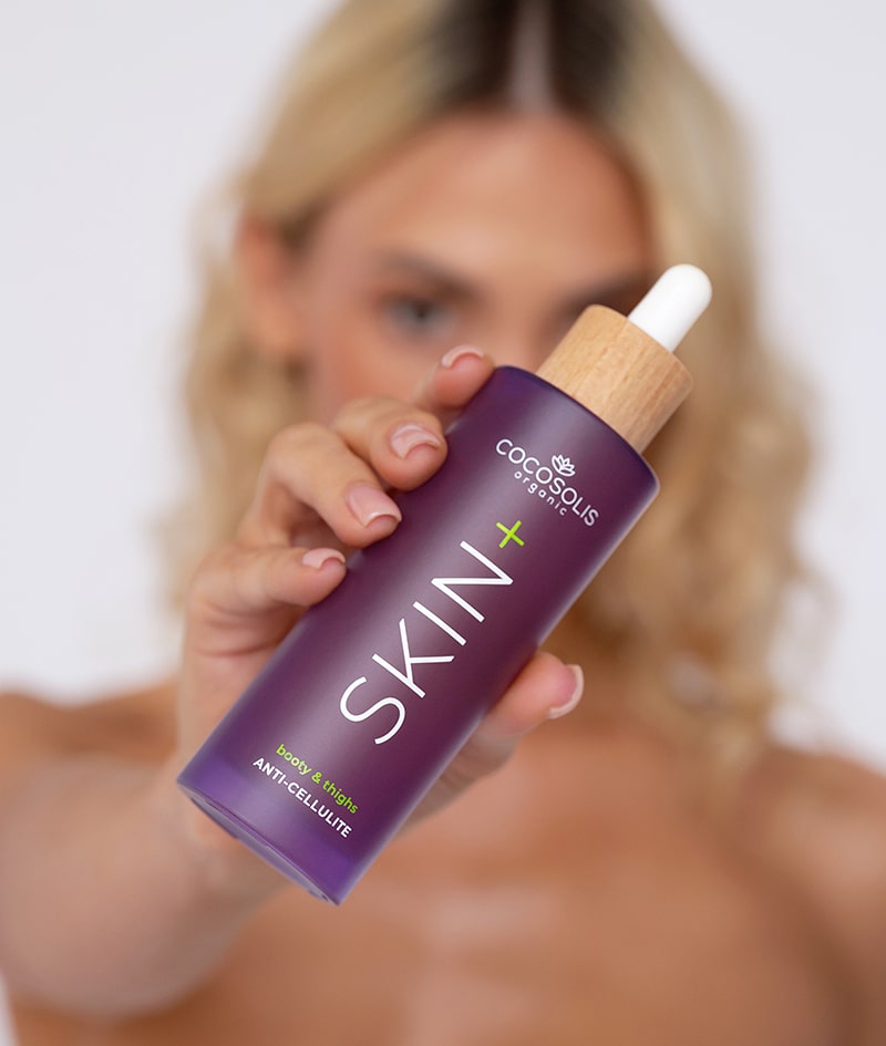 NEXT-GEN BODY SERUMS + GIFT: Transformujte svoje telo silou prírodných aktívnych zložiek s klinicky preukázaným účinkom. HOT+ spaľuje tuky a zmenšuje obvody zadku a stehien, zatiaľ čo SKIN+ viditeľne redukuje celulitídu, vyhladzuje a formuje pokožku. SLIM+ zmenšuje obvody, spevňuje a tvaruje brucho a ruky. LIFT+ pozdvihuje poprsie, spevňuje a vyhladzuje krk a dekolt. Cloud Pouch je darček od nás: nadýchaný klenot vo vašej kolekcii kozmetických taštičiek.