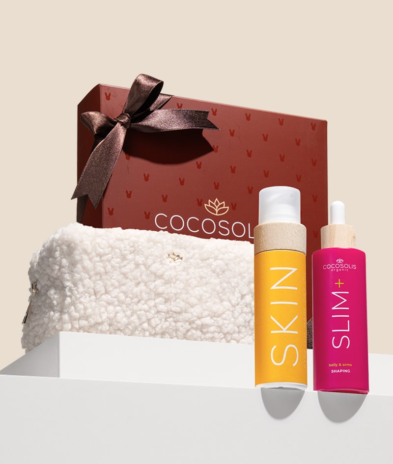 STRETCH MARK THERAPY + GIFT: Sérum-koncentrát SLIM+ pôsobí cielene proti tukom, ochabnutej pokožke a striám. Suchý olej SKIN Stretch Mark dopĺňa sérum: zvyšuje elasticitu a chráni pred striami. Luxusný kávový peeling jemne exfoliuje a bojuje proti nedokonalostiam pokožky. Cloud Pouch je darček od nás: nadýchaný klenot vo vašej kolekcii kozmetických taštičiek.