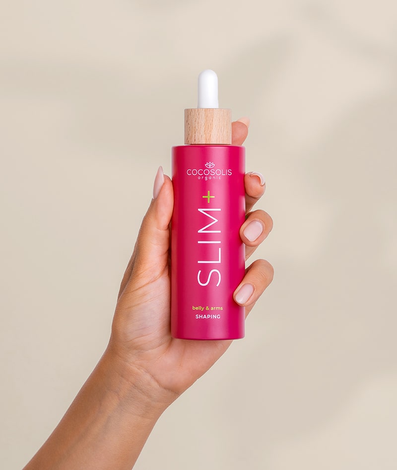 STRETCH MARK THERAPY + GIFT: Sérum-koncentrát SLIM+ pôsobí cielene proti tukom, ochabnutej pokožke a striám. Suchý olej SKIN Stretch Mark dopĺňa sérum: zvyšuje elasticitu a chráni pred striami. Luxusný kávový peeling jemne exfoliuje a bojuje proti nedokonalostiam pokožky. Cloud Pouch je darček od nás: nadýchaný klenot vo vašej kolekcii kozmetických taštičiek.