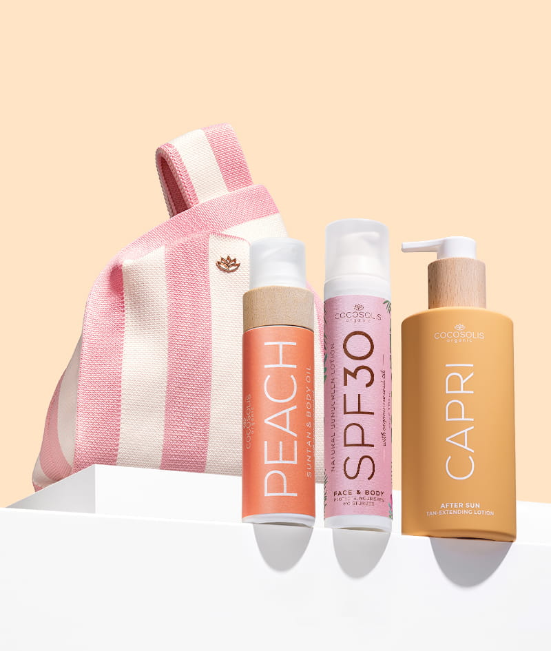TAN TRIO + GIFT: SPF30 poskytuje účinnú prírodnú slnečnú ochranu s Non-nano Invisible Zinc. PEACH urýchľuje nadobúdanie opálenia a dodáva neodolateľnú vôňu broskyne. CAPRI upokojuje pokožku po slnení a predlžuje opálenie až na 3 mesiace po poslednom dni na pláži. Gelato Bag je darček od nás: vezmi si ju skôr, než sa roztopí.