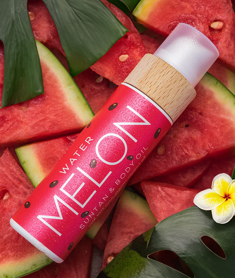 TASTY TAN: Top trio para a praia! O SPF protege a pele quando exposta ao sol, o WATERMELON acelera o acúmulo do bronzeado, enquanto o GLOW proporciona um brilho lindo e hidrata.