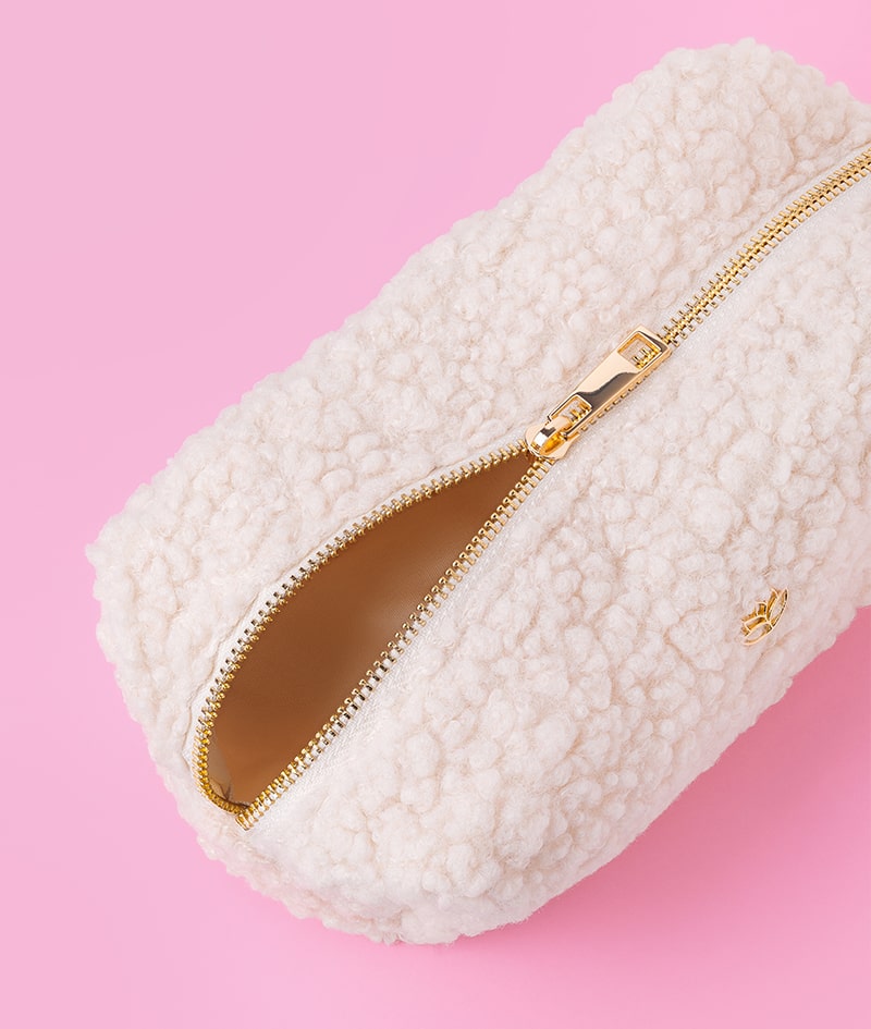 TOTAL HAIR GLOW UP + GIFT: A GROW sampon és balzsam a klinikailag bizonyított KERASCALP™ összetevővel, valamint a GROW szérum spray Hair Stimulation Complex™-szel erősebb, dúsabb és növekedő hajat biztosít. Az AURA PINK hidratál és ragyogó rózsaszín fényt ad tetőtől talpig. Cloud Pouch ajándék tőlünk: egy igazi bolyhos bizsu a piperekészletedben.