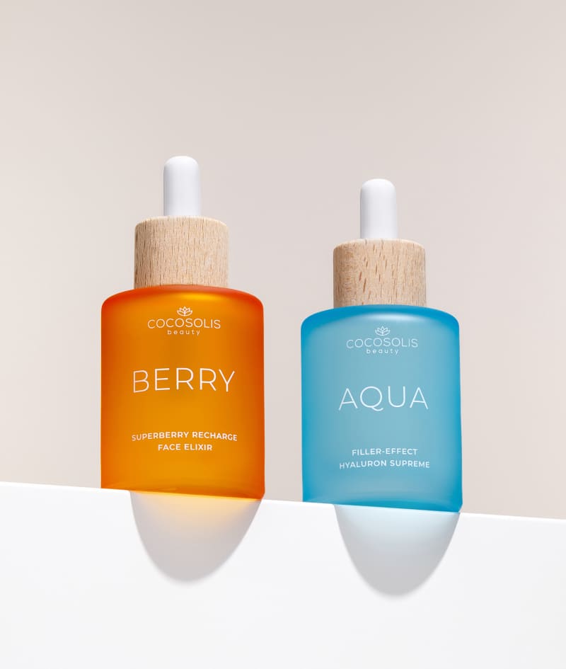ULTRA HYDRATION: Postigni svilenkasto meku i glatku kožu s manje bora. Hijaluronski serum s učinkom filera AQUA dubinski hidratizira kožu, smanjuje fine linije i potiče proizvodnju kolagena. Super hranjivi i revitalizirajući eliksir BERRY, sastavljen od 13 jedinstvenih ulja, zadržava vlagu. Proizvodi su najbolji za upotrebu do: 01.02.2027.