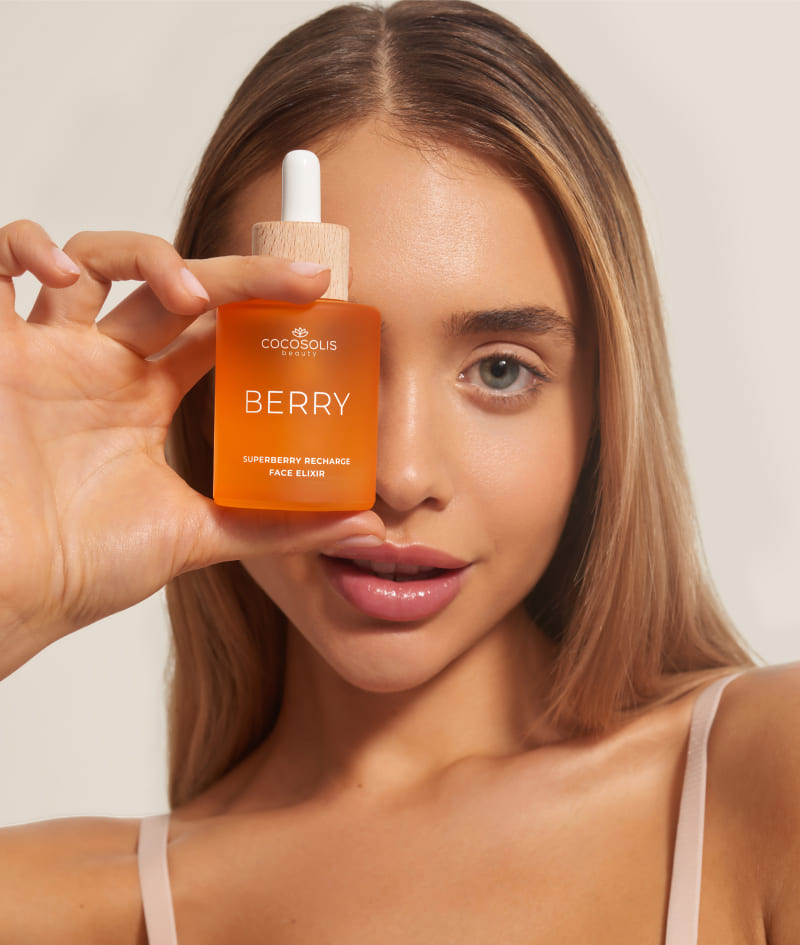 ULTRA HYDRATION: Postigni svilenkasto meku i glatku kožu s manje bora. Hijaluronski serum s učinkom filera AQUA dubinski hidratizira kožu, smanjuje fine linije i potiče proizvodnju kolagena. Super hranjivi i revitalizirajući eliksir BERRY, sastavljen od 13 jedinstvenih ulja, zadržava vlagu. Proizvodi su najbolji za upotrebu do: 01.02.2027.