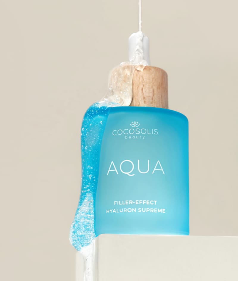 ULTRA HYDRATION: Postigni svilenkasto meku i glatku kožu s manje bora. Hijaluronski serum s učinkom filera AQUA dubinski hidratizira kožu, smanjuje fine linije i potiče proizvodnju kolagena. Super hranjivi i revitalizirajući eliksir BERRY, sastavljen od 13 jedinstvenih ulja, zadržava vlagu. Proizvodi su najbolji za upotrebu do: 01.02.2027.