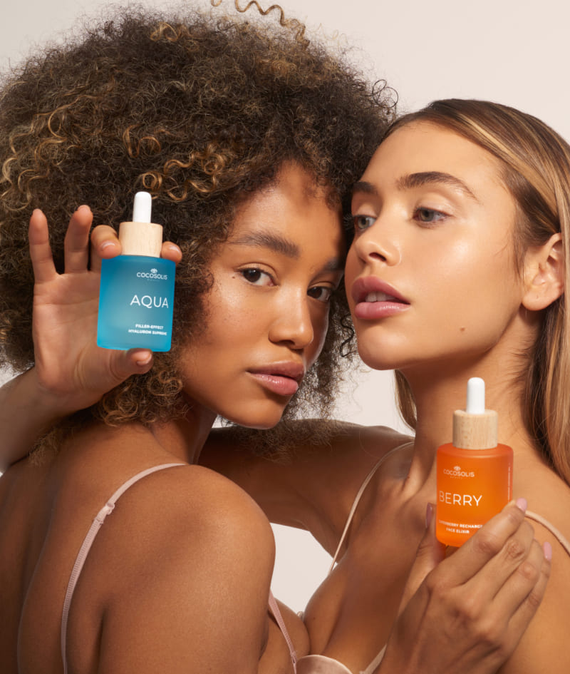 ULTRA HYDRATION: Postigni svilenkasto meku i glatku kožu s manje bora. Hijaluronski serum s učinkom filera AQUA dubinski hidratizira kožu, smanjuje fine linije i potiče proizvodnju kolagena. Super hranjivi i revitalizirajući eliksir BERRY, sastavljen od 13 jedinstvenih ulja, zadržava vlagu. Proizvodi su najbolji za upotrebu do: 01.02.2027.