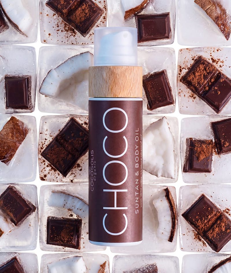 VACATION TRIO + GIFT: El trío que querrás en tu maleta este verano. El aceite bronceador CHOCO acelera el desarrollo de un bronceado natural y deja un irresistible aroma a chocolate. CAPRI calma la piel después de la exposición al sol y prolonga tu bronceado hasta 3 meses después de tu último día de playa. La crema corporal FILTER en un tono medio unifica al instante el tono de la piel, suaviza pequeñas imperfecciones y aporta un brillo sutil y un bronceado bronceado dorado. Gelato Bag es nuestro regalo para ti: hazte con ella antes de que se derrita.