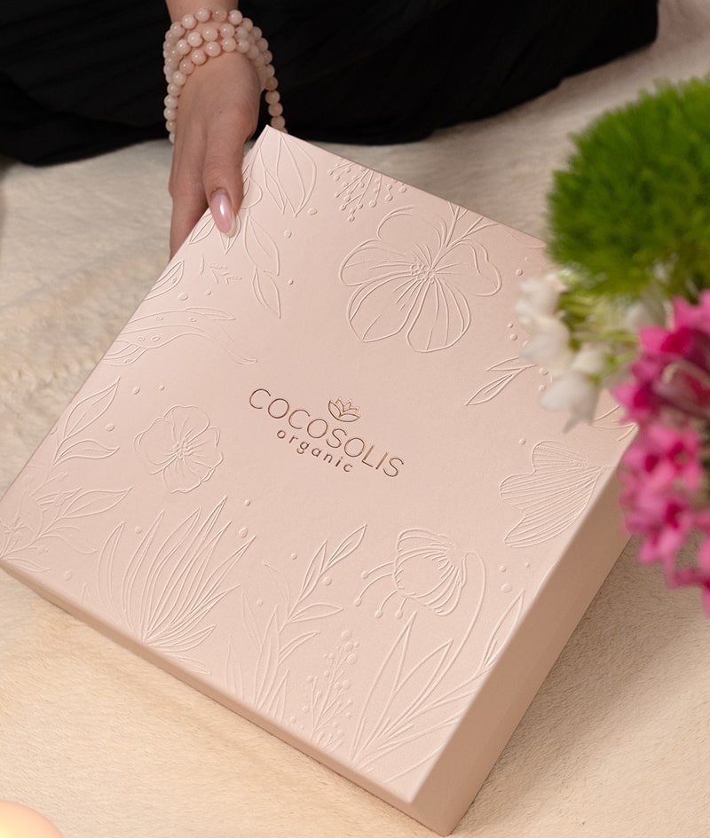 VDAY FAVOURITES + GIFTS: Šampón GROW a kondicionér GROW s klinicky overenou zložkou KERASCALP™ a sérum–sprej GROW s klinicky overenou zložkou Hair Stimulation Complex™ dosahujú silnejšie a hustejšie vlasy, ktoré rastú. Sérum SKIN+ viditeľne znižuje celulitídu vďaka 4 aktívnym zložkám v maximálnej koncentrácii. Cloud Pouch je darček od nás: nadýchaný klenot vo vašej kolekcii kozmetických taštičiek. Luxury Box je darček od nás: elegantná krabička, ktorá premení každý darček na skutočný zážitok.