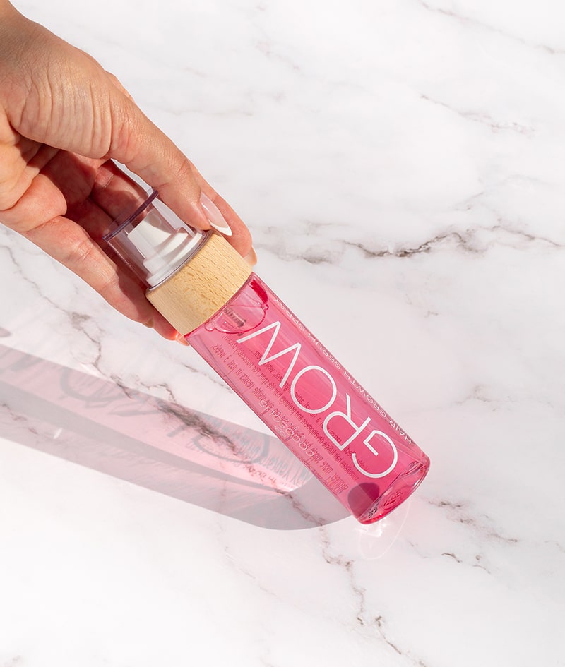 VDAY GLOW + GIFT: Sérum–sprej GROW nabíja tvoje vlasy vitamínmi a stimuluje rast. Telesné sérum SLIM+ znižuje obvody, spevňuje a formuje brucho a ruky.
Luxusný rozjasňujúci mousse NOUGAT dodáva tvojej pokožke elegantný ružovo-zlatistý lesk. Cloud Pouch je darček od nás: nadýchaný klenot vo vašej kolekcii kozmetických taštičiek.