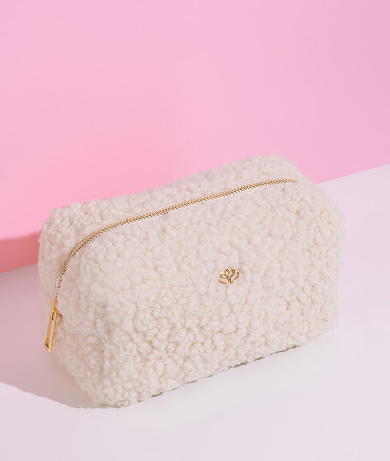 VDAY GLOW + GIFT: Sérum–sprej GROW nabíja tvoje vlasy vitamínmi a stimuluje rast. Telesné sérum SLIM+ znižuje obvody, spevňuje a formuje brucho a ruky.
Luxusný rozjasňujúci mousse NOUGAT dodáva tvojej pokožke elegantný ružovo-zlatistý lesk. Cloud Pouch je darček od nás: nadýchaný klenot vo vašej kolekcii kozmetických taštičiek.