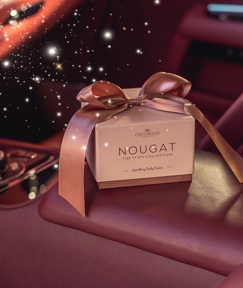 XMAS GLOW + GIFT: Crăciunul acesta, strălucește din cap până în picioare. Spray-ul cu ser GROW îți încarcă părul cu vitamine și stimulează creșterea. Serul de corp SLIM+ reduce circumferința taliei, strânge și modelează abdomenul și brațele. Mousse-ul iluminator luxos NOUGAT oferă pielii tale o strălucire elegantă, aurie-roz.