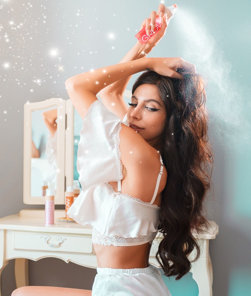 XMAS GLOW + GIFT: Crăciunul acesta, strălucește din cap până în picioare. Spray-ul cu ser GROW îți încarcă părul cu vitamine și stimulează creșterea. Serul de corp SLIM+ reduce circumferința taliei, strânge și modelează abdomenul și brațele. Mousse-ul iluminator luxos NOUGAT oferă pielii tale o strălucire elegantă, aurie-roz.