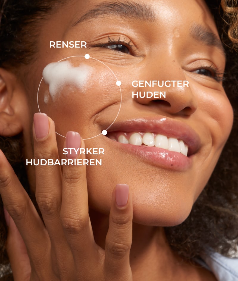 ROSE Clean & Hydrate Face Foam: Rensende, fugtgivende og balancerende ansigtsskum. Med bulgarsk Rosa Damascena vand og hyaluronsyre.