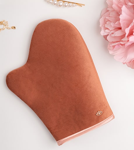 SELF-TANNING Mitt: Pour une application rapide, facile et impeccable de votre autobronzant.