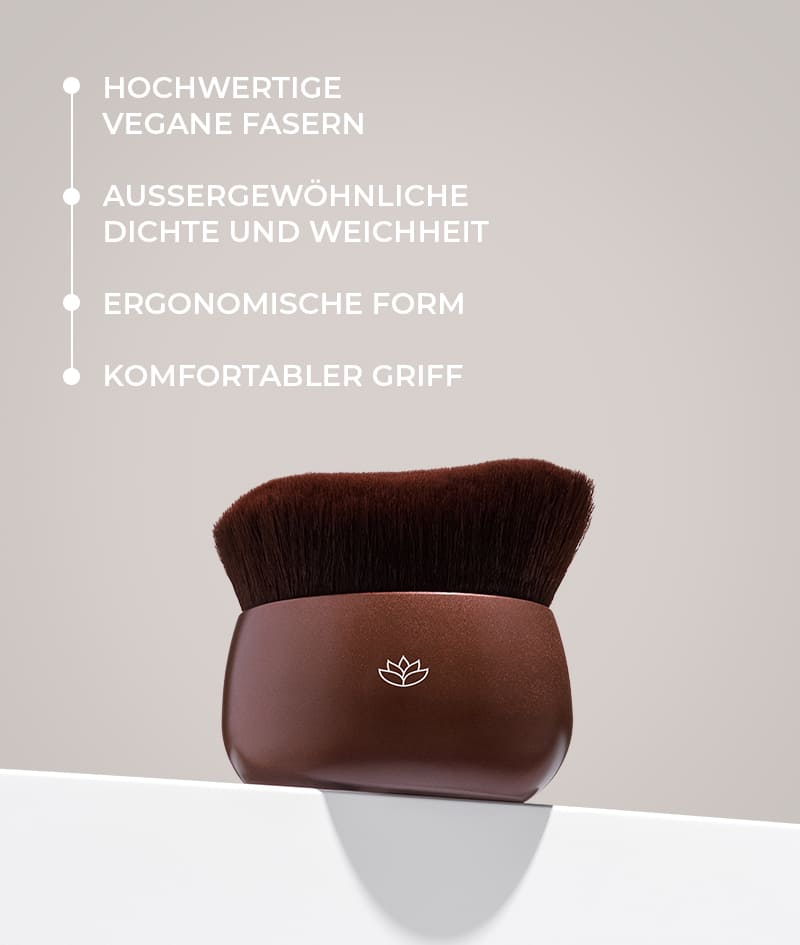 BLENDING BRUSH: Ultrasanfte Bürste für ein präzises, makelloses Auftragen der Produkte aus den Serien SOLIS und FILTER. Geeignet für Gesicht und Körper.