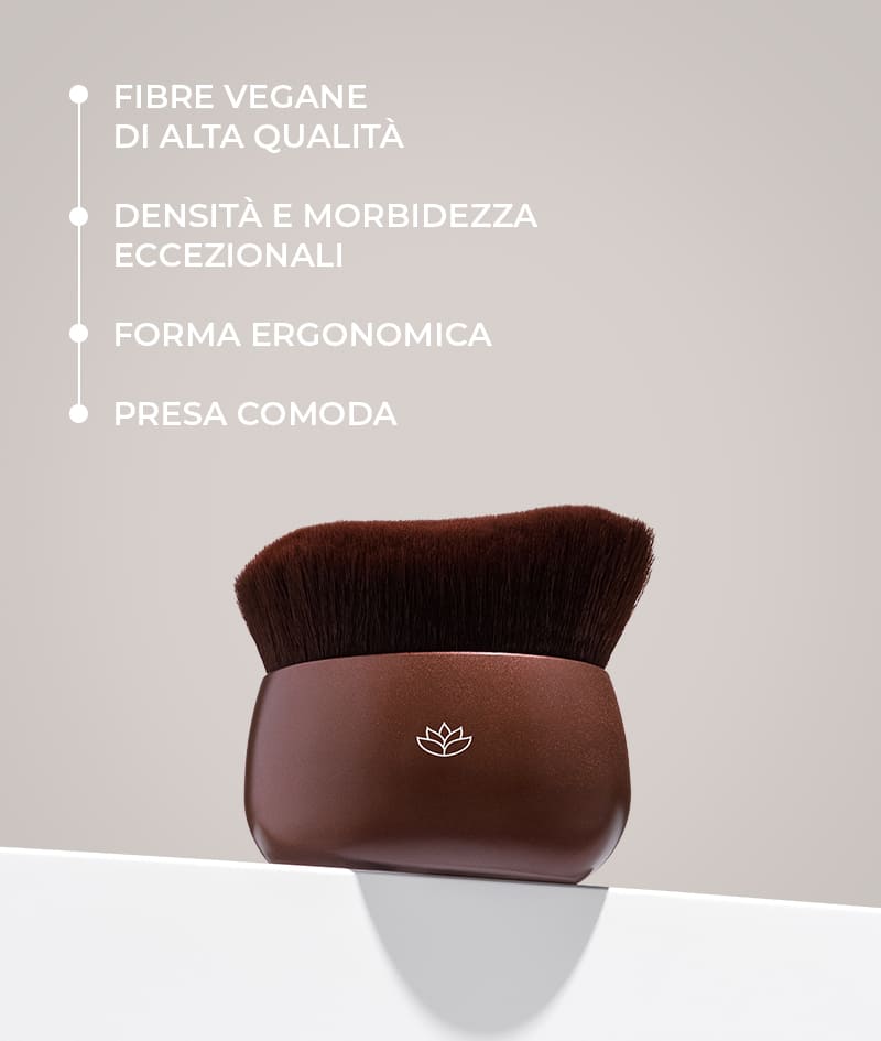 BLENDING BRUSH: Pennello ultra morbido per un’applicazione precisa e impeccabile dei prodotti delle linee SOLIS e FILTER. Perfetto per viso e corpo.
