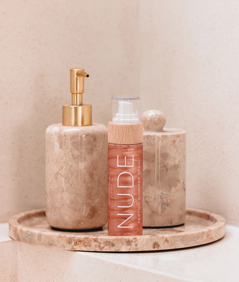 NUDE Peptide Shimmer Spray: Naturalny spray rozświetlający z peptydami do twarzy, ciała i włosów. Rozświetla, nawilża i odmładza.
<br><strong>Połysk: Nude</strong>